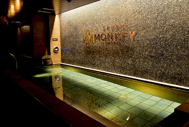 SAUNA MONKEYの約15℃の水風呂Riverで身体を冷やしている様子