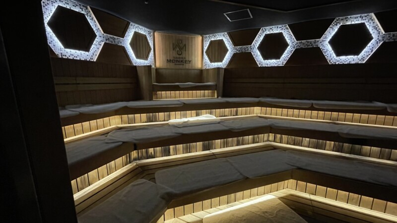 Sauna Mountainの多段ベンチで座る高さを選んでいる様子