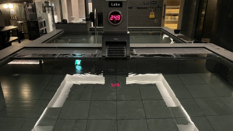 SAUNA MONKEYの約25℃の水風呂Lakeで身体を冷やしている様子