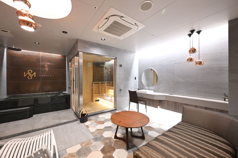 MONKEY SUITEの黒を基調としたBlack Roomの個室サウナ