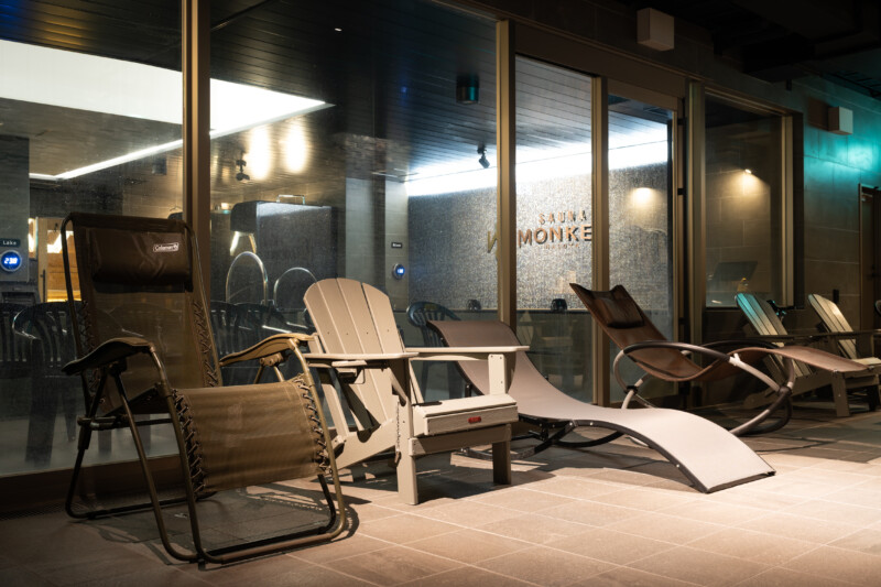 SAUNA MONKEYのHeavenに設置された種類の異なる休憩椅子